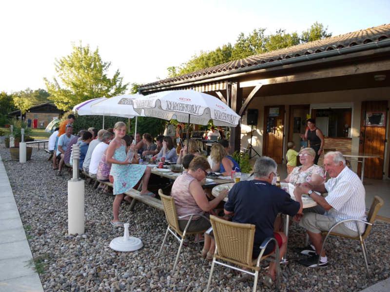 Camping Fontaine Du Roc Hostal Devillac Exterior foto