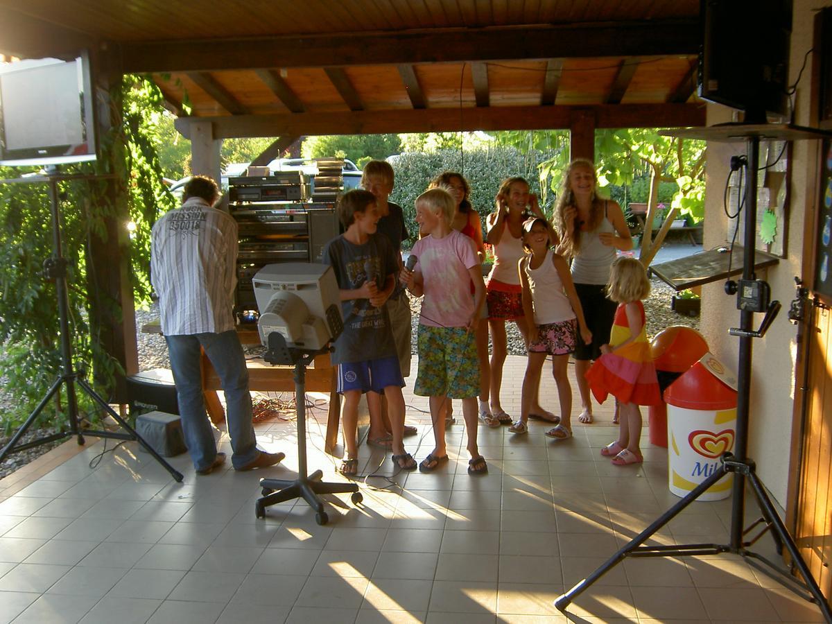 Camping Fontaine Du Roc Hostal Devillac Exterior foto