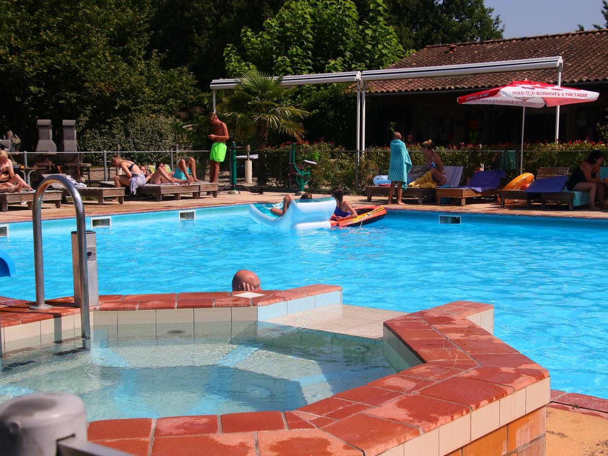 Camping Fontaine Du Roc Hostal Devillac Exterior foto